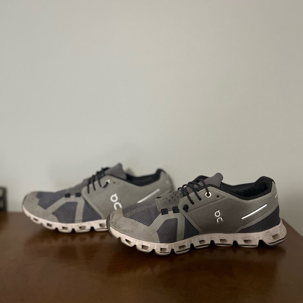 On Cloud size 8 women’s shoes